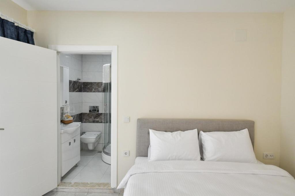 Postel nebo postele na pokoji v ubytování Lamira Apart Holiday&Guest House