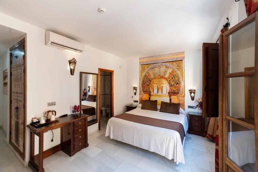 Postel nebo postele na pokoji v ubytování Hotel Casa Museo de la Mezquita