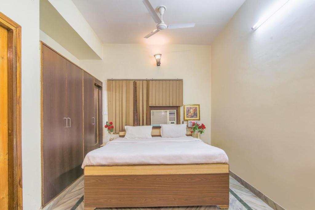 Tempat tidur dalam kamar di Collection O 81098 Hotel Royal Panjab