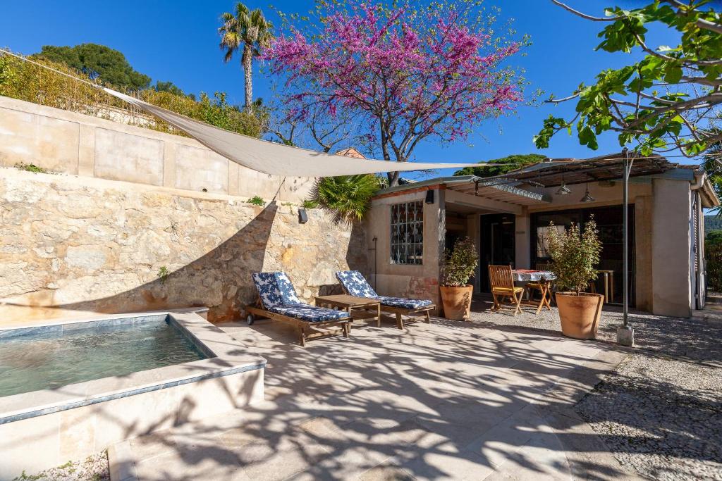 une maison avec une piscine et une terrasse dans l'établissement Maisonnette indépendante, à Cassis