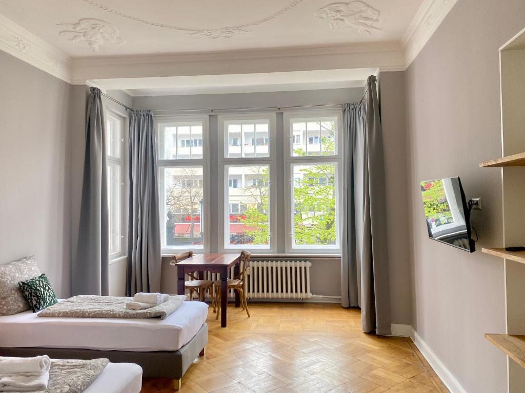 a living room with a bed and a table at Bismarcks Berlin in Berlin
