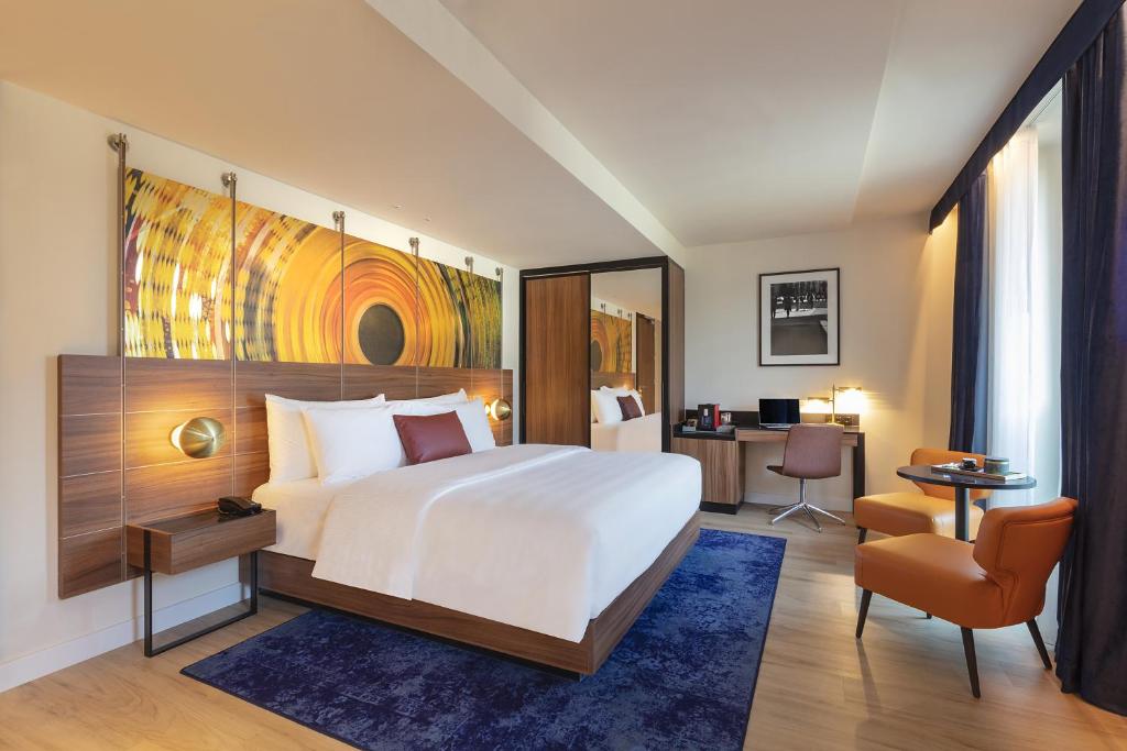 een hotelkamer met een bed en een bureau bij Pullman Budapest in Boedapest