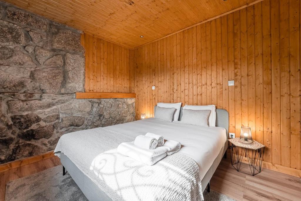 Postel nebo postele na pokoji v ubytování GuestReady - Casas de Fralães 3