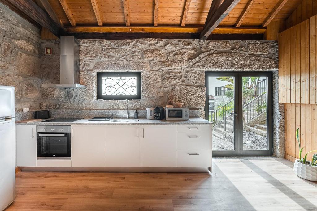 Kuchyň nebo kuchyňský kout v ubytování GuestReady - Casas de Fralães 3