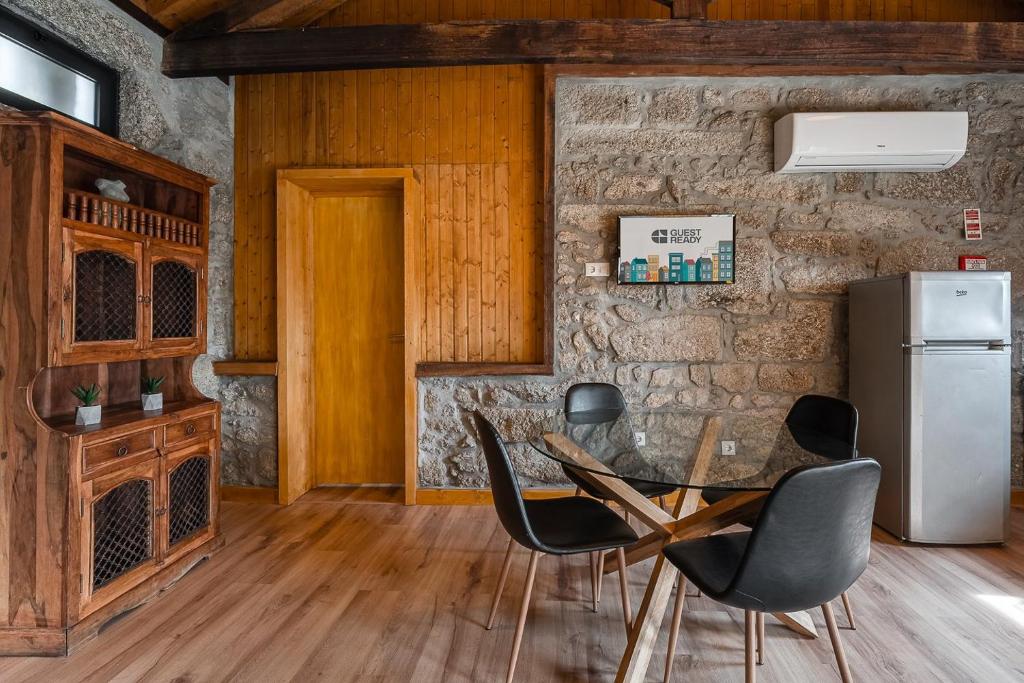 Kuchyň nebo kuchyňský kout v ubytování GuestReady - Casas de Fralães 3