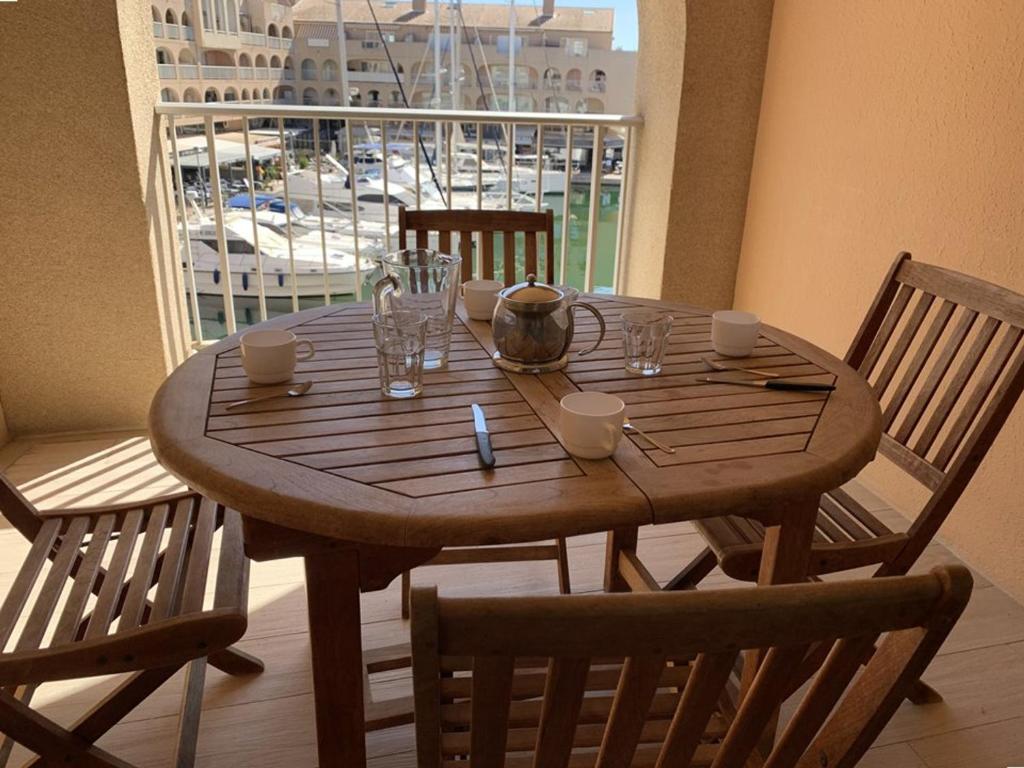 Photo de la galerie de l'établissement Hyères : Appart 4 pers marina climatisé avec garage - FR-1-335-162, à Hyères