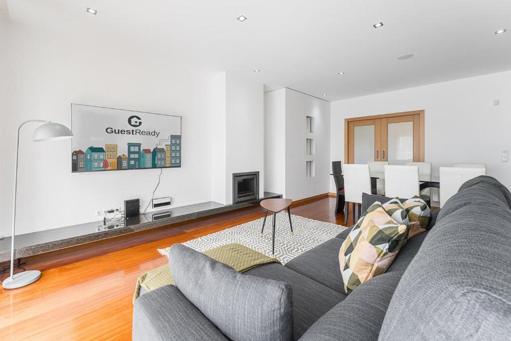 Sala de estar con sofá gris y mesa en GuestReady - Sophistication and refinement en Vila Nova de Gaia