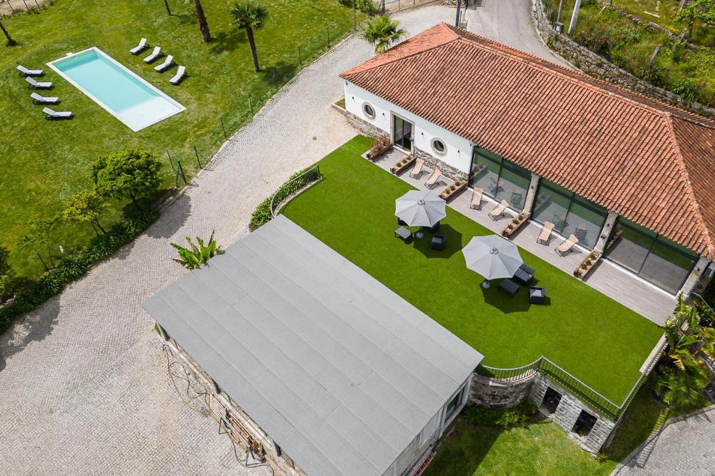 Um jardim em GuestReady - Casas de Fralães 1