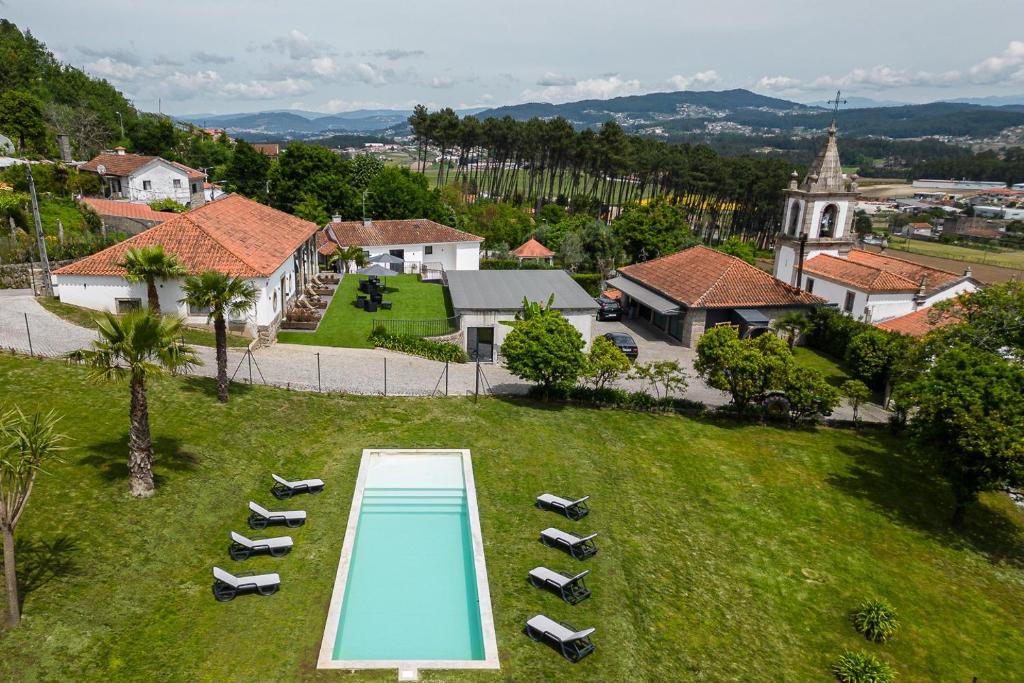巴塞羅斯的住宿－Scenic countryside getaway，享有庭院内游泳池的空中景致