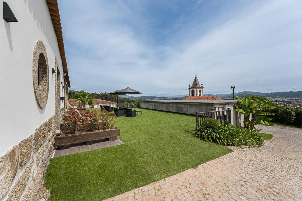 Um jardim em GuestReady - Casas de Fralães 1