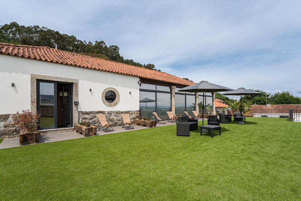 Um jardim em GuestReady - Casas de Fralães 1