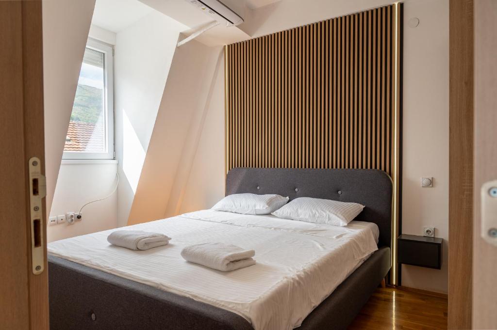 Ένα ή περισσότερα κρεβάτια σε δωμάτιο στο Central Loft Skopje