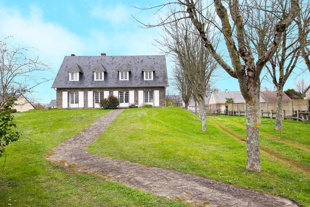 una casa en la cima de una colina en La Belle Etoile - Maison avec grand jardin, en Hauteville-sur-Mer