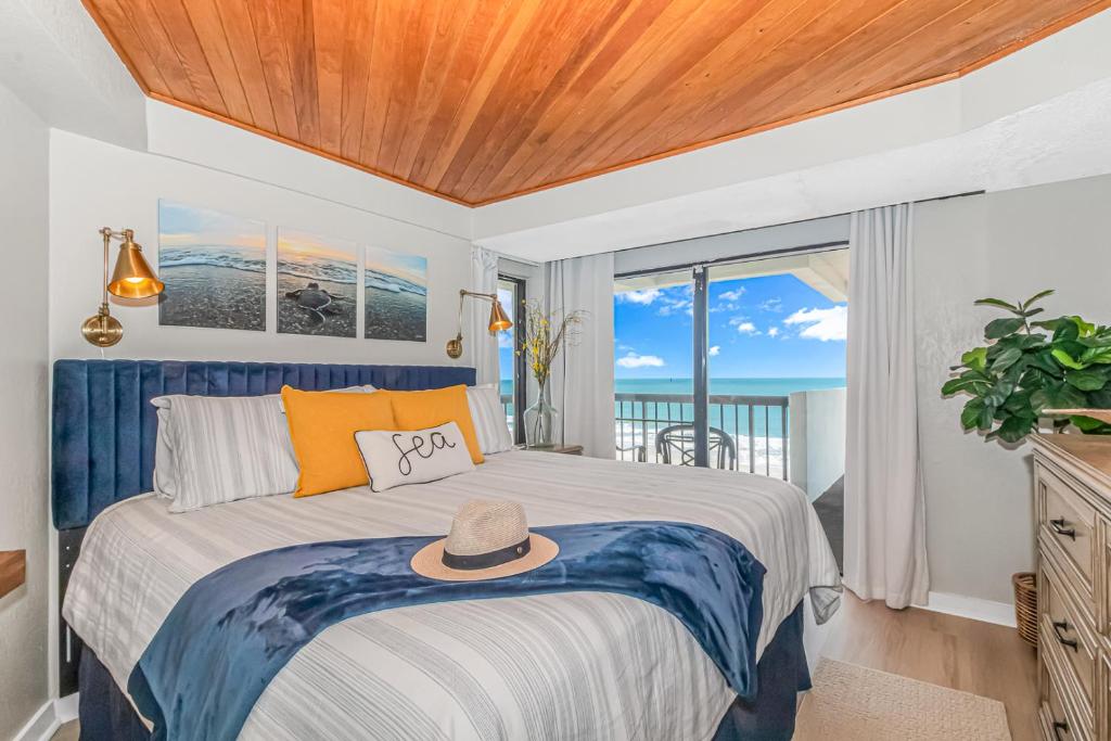1 dormitorio con 1 cama con sombrero en Breathtaking Ocean View 3 Bedroom Suite-The Savoy unit 501, en Myrtle Beach