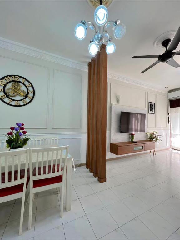 - un salon avec un canapé et un ventilateur de plafond dans l'établissement Selesa di lagenda langkawi, à Kuah