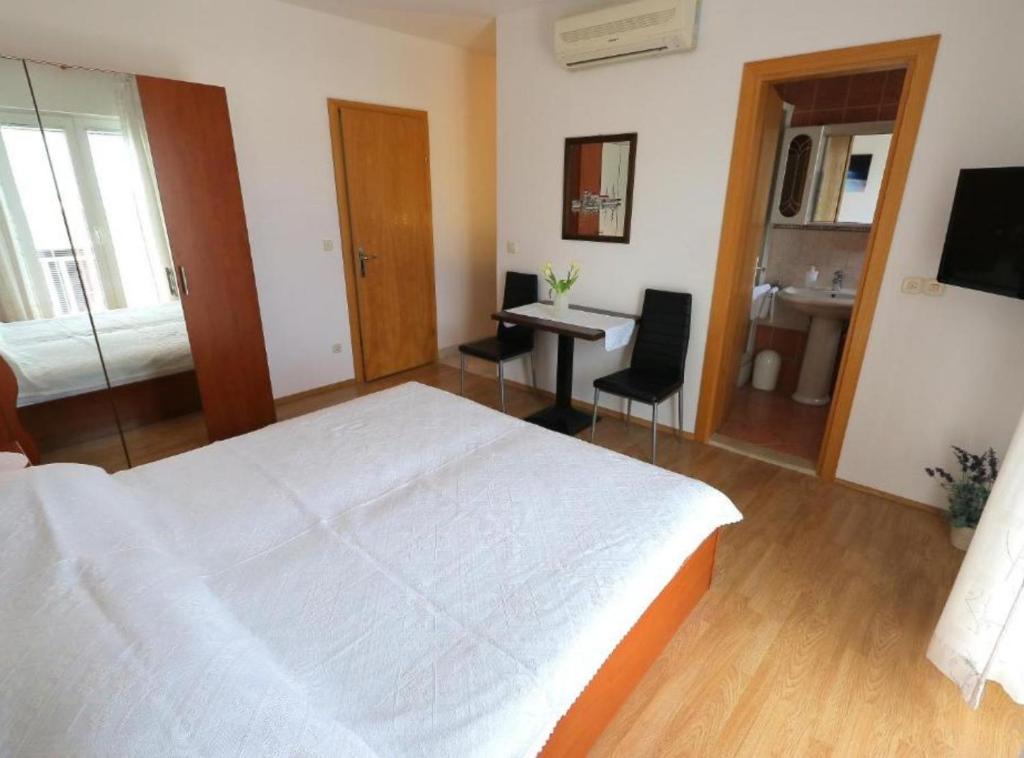 Postel nebo postele na pokoji v ubytování Apartments Trogrlić
