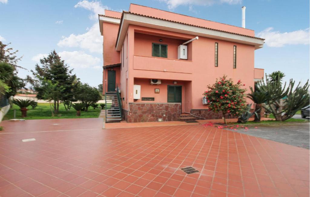 een huis met een stenen oprit ervoor bij Pet Friendly Home In Pozzuoli With Outdoor Swimming Pool in Pozzuoli