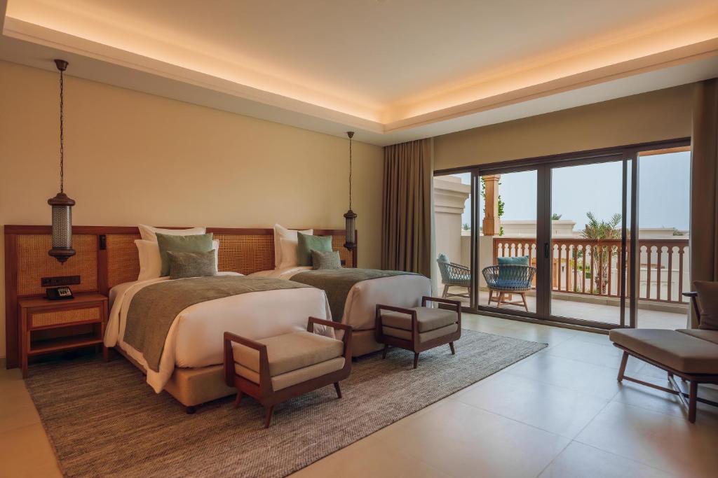 Postel nebo postele na pokoji v ubytování Naama Beach Villas & Spa
