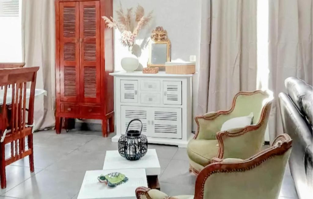 sala de estar con sillas y cómoda blanca en Nice Apartment In Champagnole With Wifi en Champagnole