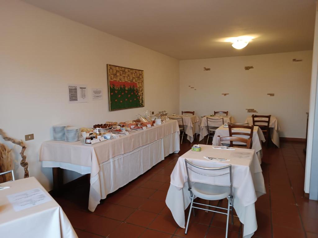 A restaurant or other place to eat at Bio Agriturismo Il Torrione