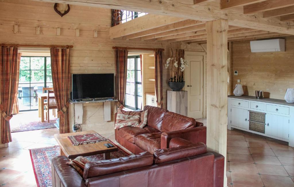 TV a/nebo společenská místnost v ubytování 2 Bedroom Cozy Home In Arendonk