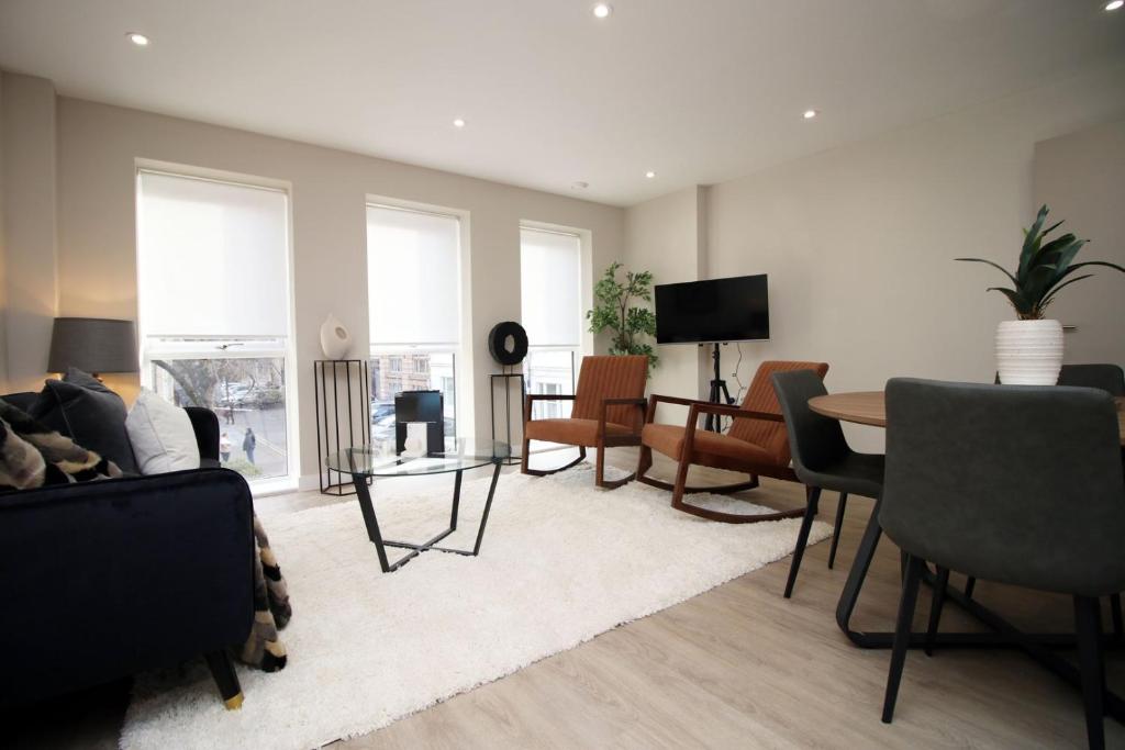 sala de estar con sofá y mesa en Casablanca 1 - Cardiff Bay - 2 Bed Apartment, en Cardiff