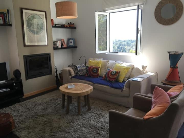 uma sala de estar com um sofá e uma mesa em GuestReady - Nature's Haven Retreat em Pedrógão Pequeno
