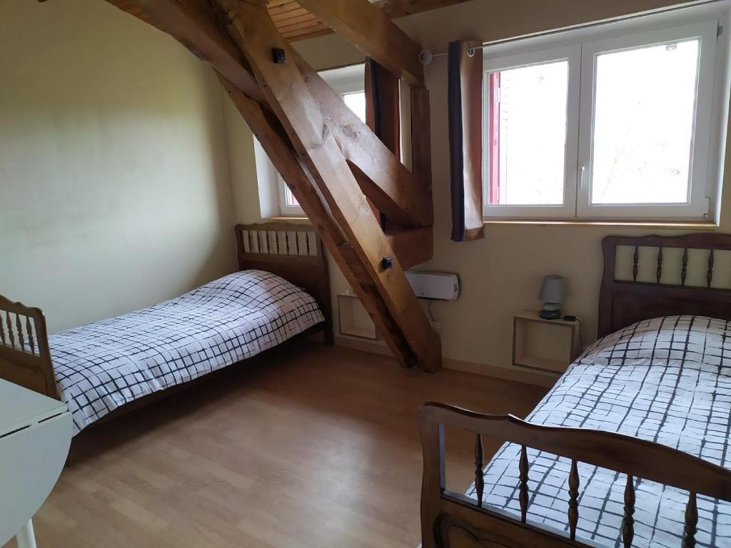 - une chambre avec 2 lits et 2 fenêtres dans l'établissement La Cabanette, à Saint-Agrève