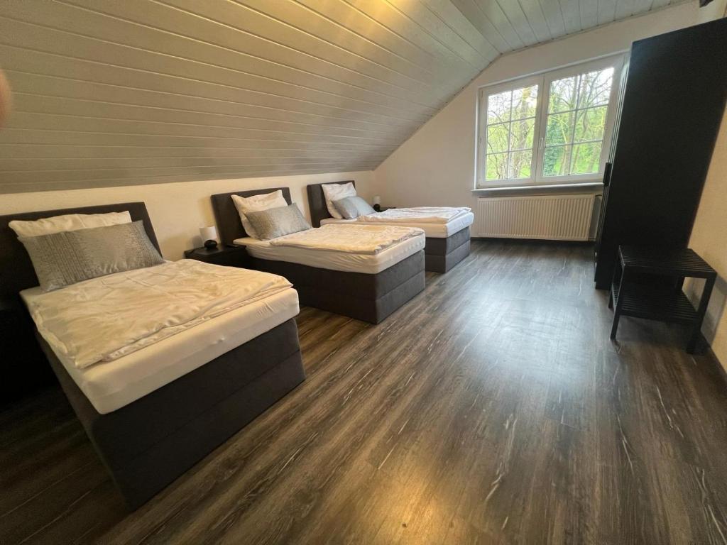 Postel nebo postele na pokoji v ubytování Gasthof Hasenmühle