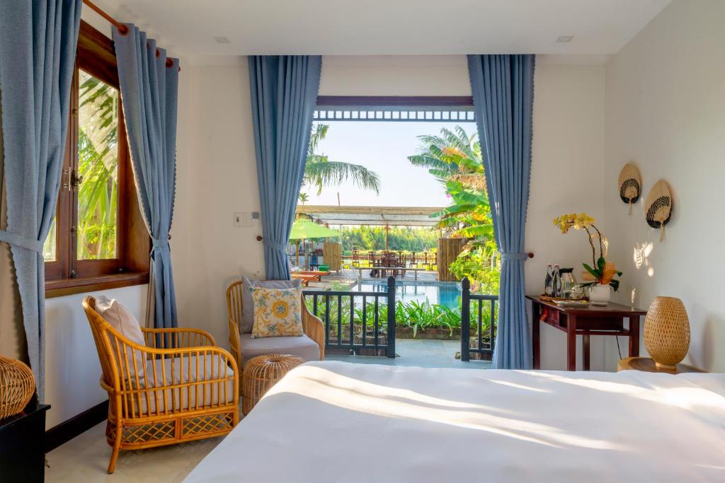1 dormitorio con 1 cama y balcón en New Sunshine Homestay, en Hoi An