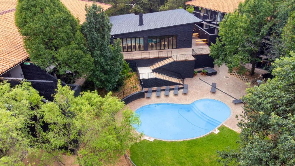 una vista aérea de una casa con piscina en BlackBrick Bedfordview ApartHotel en Johannesburgo