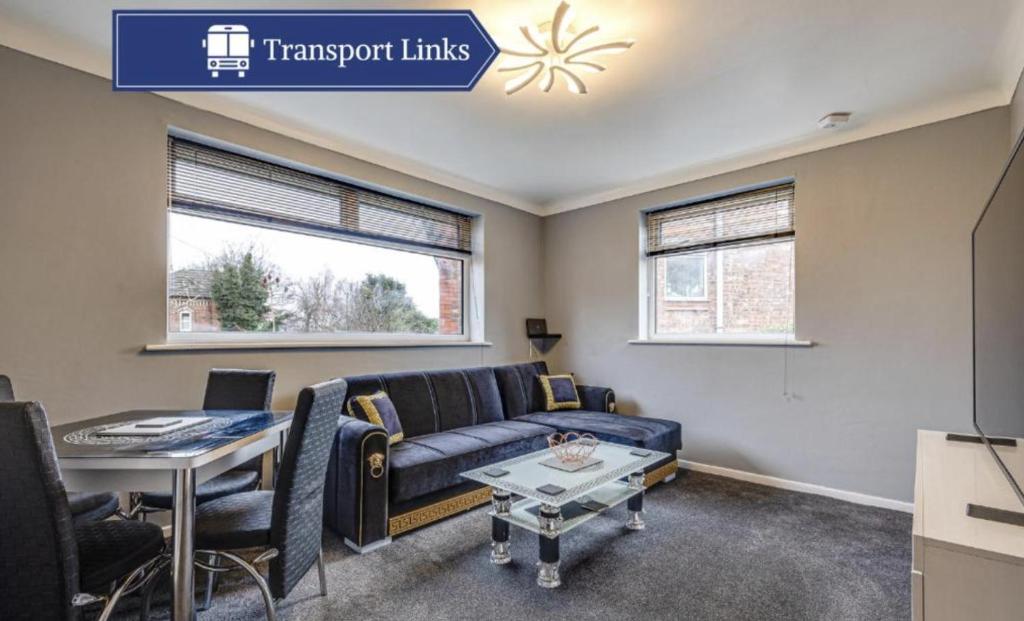 uma sala de estar com um sofá e uma mesa em Lavish 2BR Bungalow Retreat in Birkenhead em Birkenhead