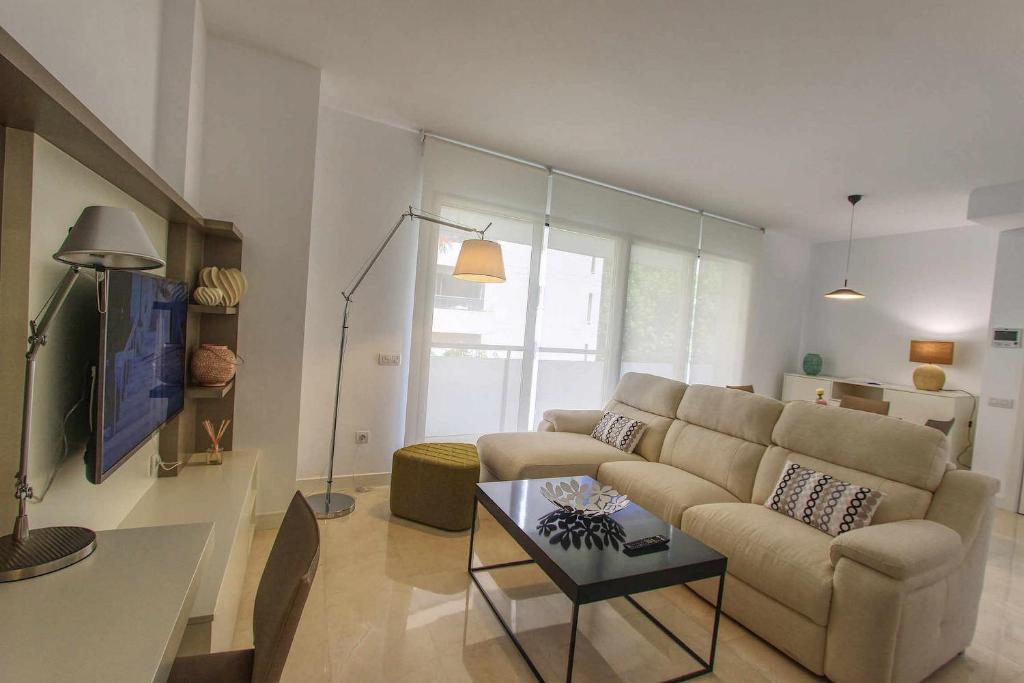 Televízia a/alebo spoločenská miestnosť v ubytovaní 1092 marbella old town