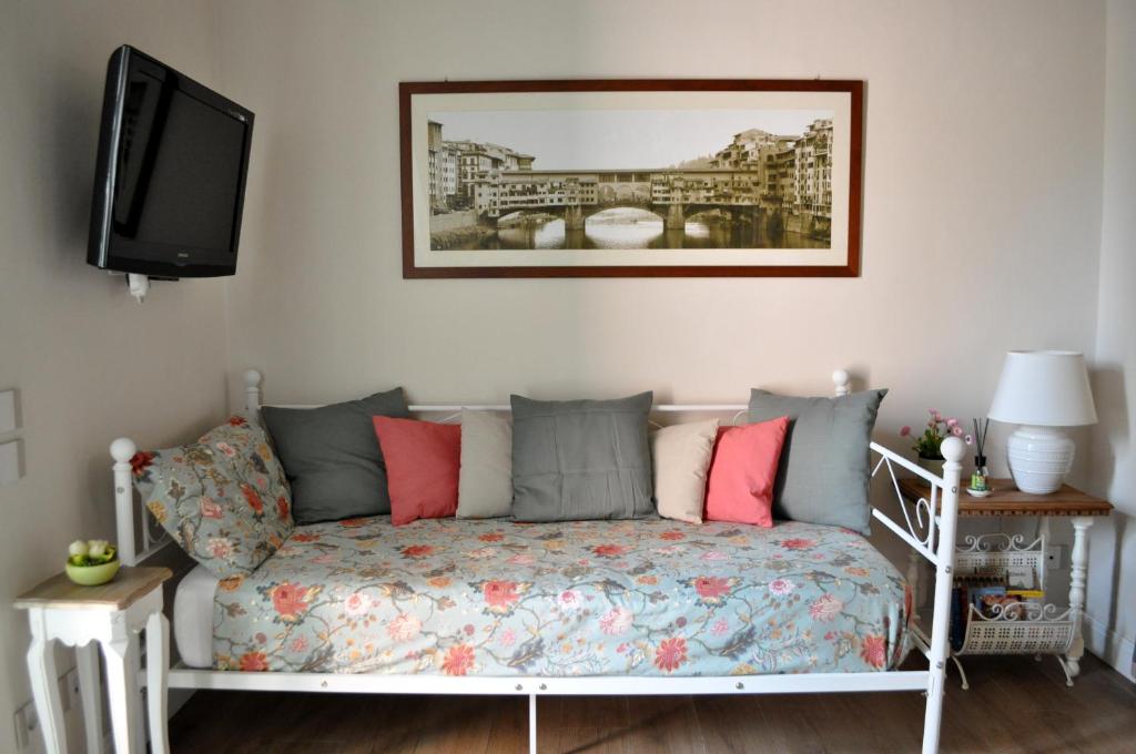 sala de estar con sofá y TV en Messer Niccolò - Apartment in Florence, en Florencia