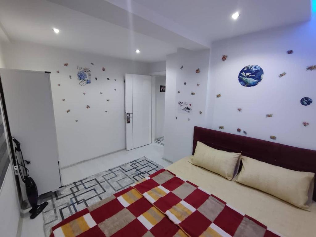 um quarto com uma cama e uma parede de pedra em City Center Modern Studio em Pamukkale