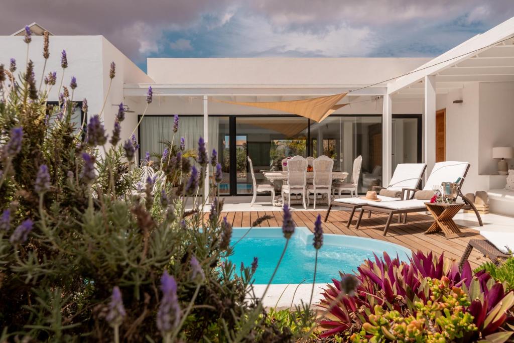 Bazén v ubytování Villa Shepherd Lajares - LUXURY VILLA FUERTEVENTURA nebo v jeho okolí