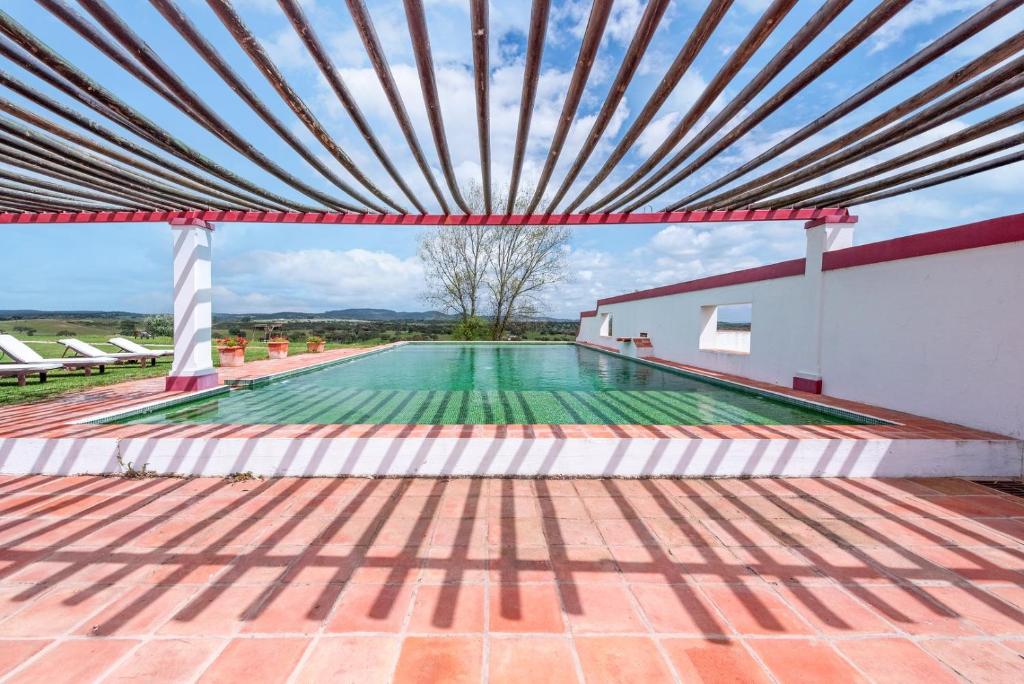 uma piscina no telhado de uma casa em Stunning mansion in São Cristóvão em Montemor-o-Novo