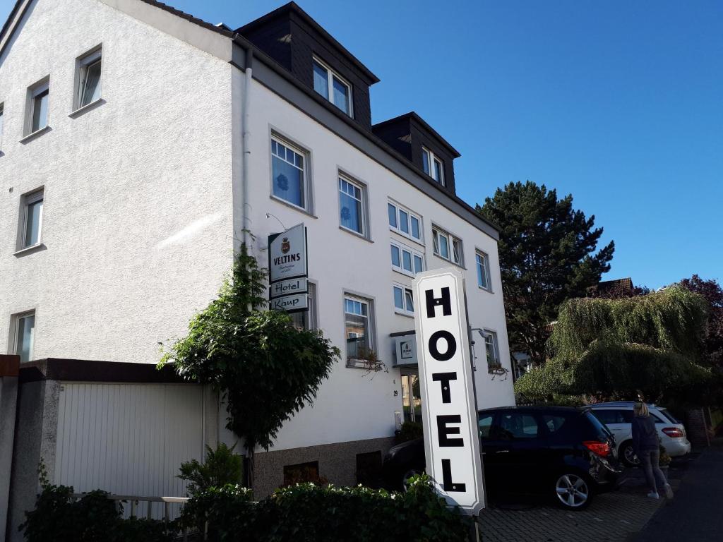 帕德博恩的住宿－Hotel KAUP，白色的建筑,上面标有读取酒店的标志