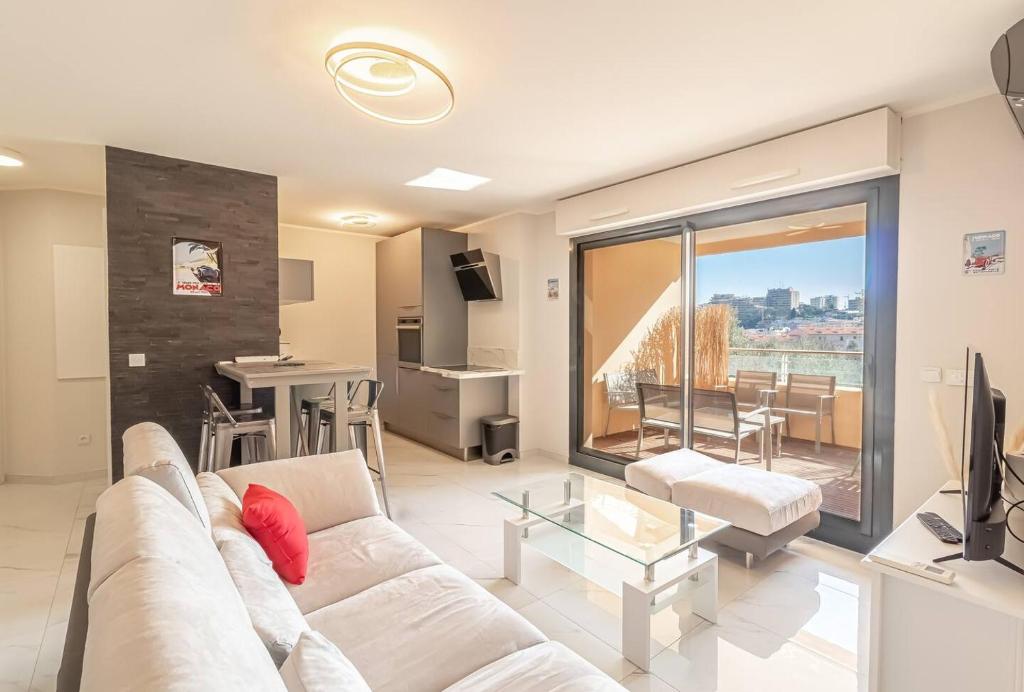 博索萊伊的住宿－Beautiful Apartment With Terrace Around Monaco，客厅配有白色的沙发和桌子