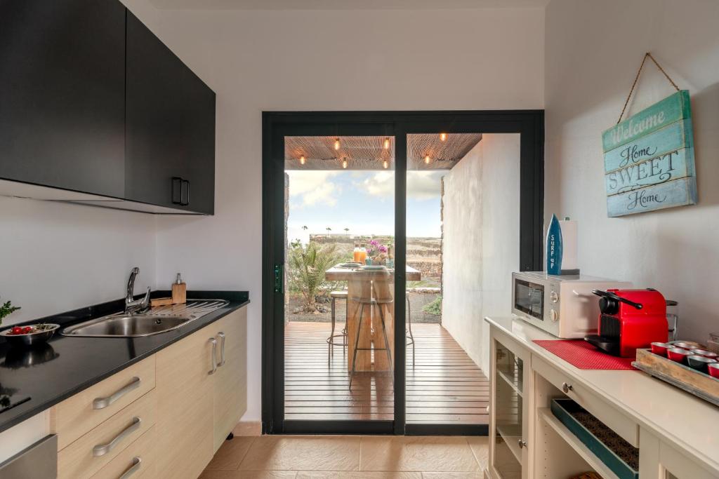 Kuchyň nebo kuchyňský kout v ubytování Villa Shepherd Lajares - LUXURY VILLA FUERTEVENTURA