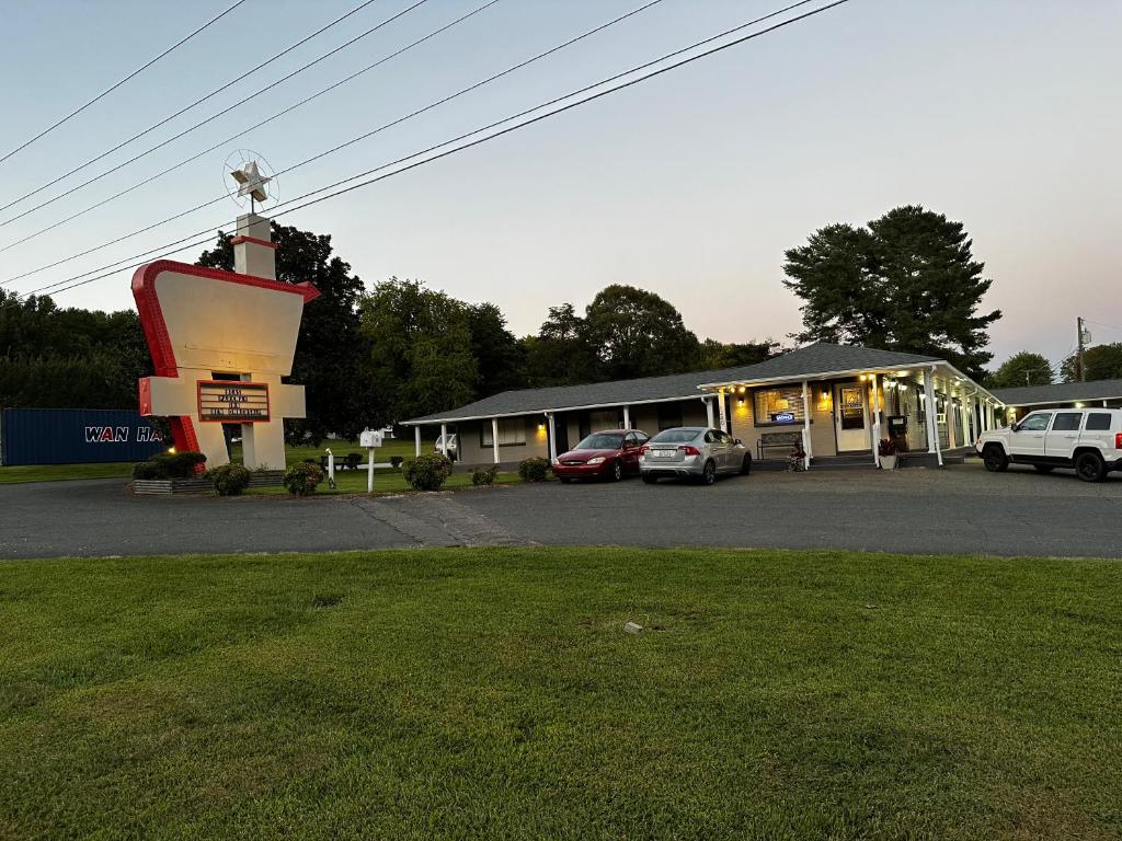 a gas station with cars parked in a parking lot at Bea's Parkway Inn in Mount Airy
