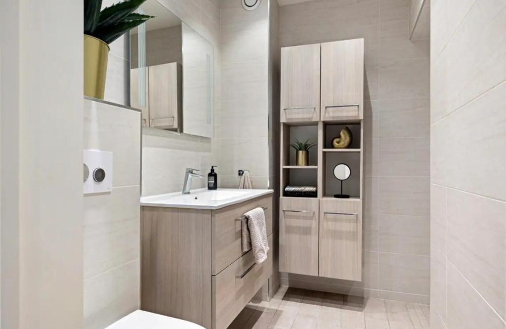 W łazience znajduje się umywalka i lustro. w obiekcie Cozy room in central Oslo Grunerløkka w Oslo