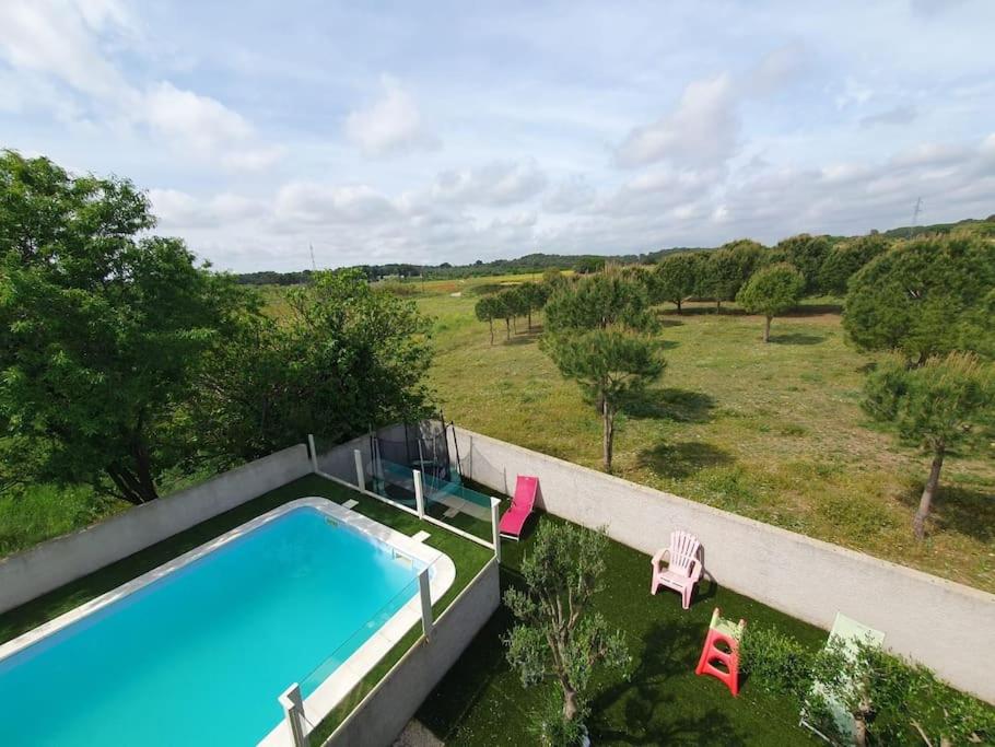 Kolam renang di atau dekat dengan Villa sans vis-à-vis avec vue et piscine située entre Nîmes et Montpellier, à 20 minutes des plages