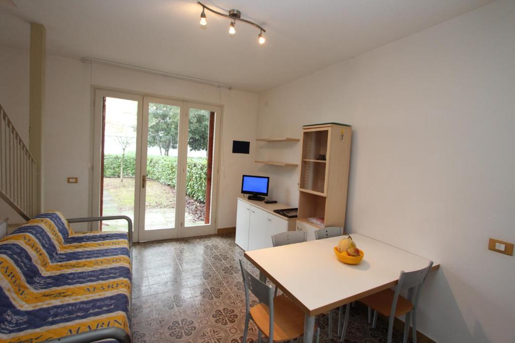 A television and/or entertainment centre at Tamerici