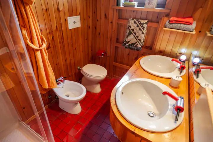 Łazienka w obiekcie Spacious chalet low-cost for a group holiday