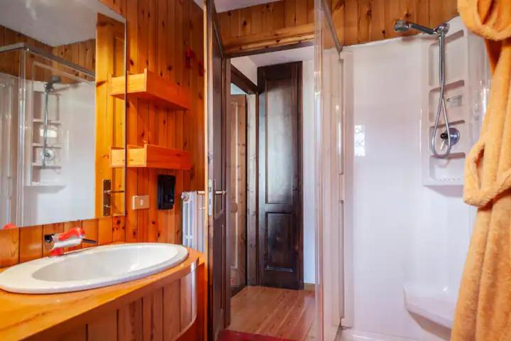 Łazienka w obiekcie Spacious chalet low-cost for a group holiday