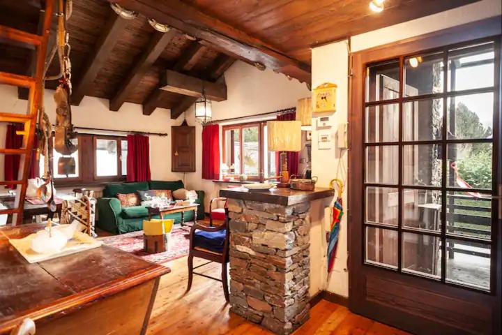 Część wypoczynkowa w obiekcie Spacious chalet low-cost for a group holiday