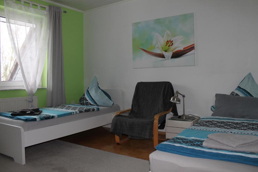 アンダーナッハにあるFerienwohnung in Andernachのベッドルーム1室(ベッド1台、椅子、窓付)