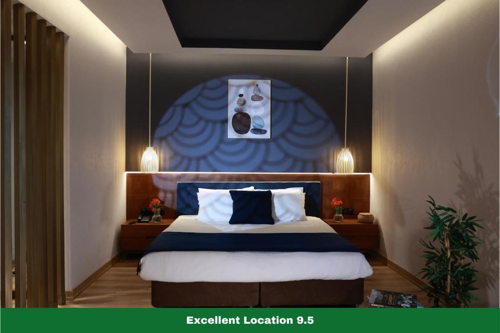 una habitación de hotel con una cama con una pintura azul en la pared en Nova Plaza Crystal Hotel & Spa, en Estambul