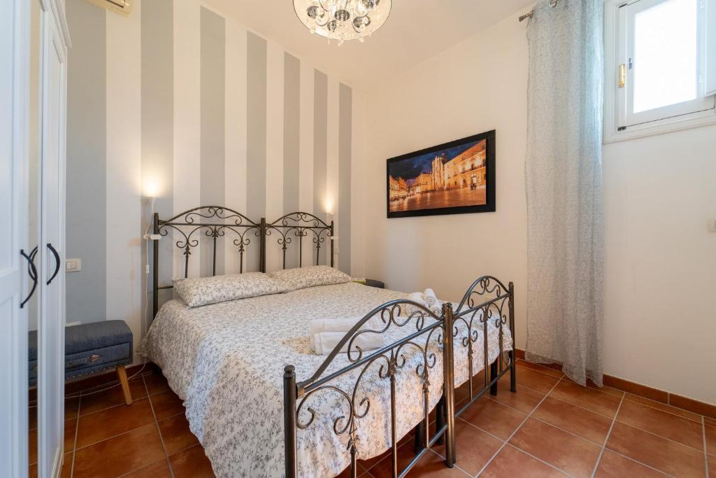 een slaapkamer met een bed en een raam bij La Casa dei Mori - Ortigia Central Apartment in Siracusa